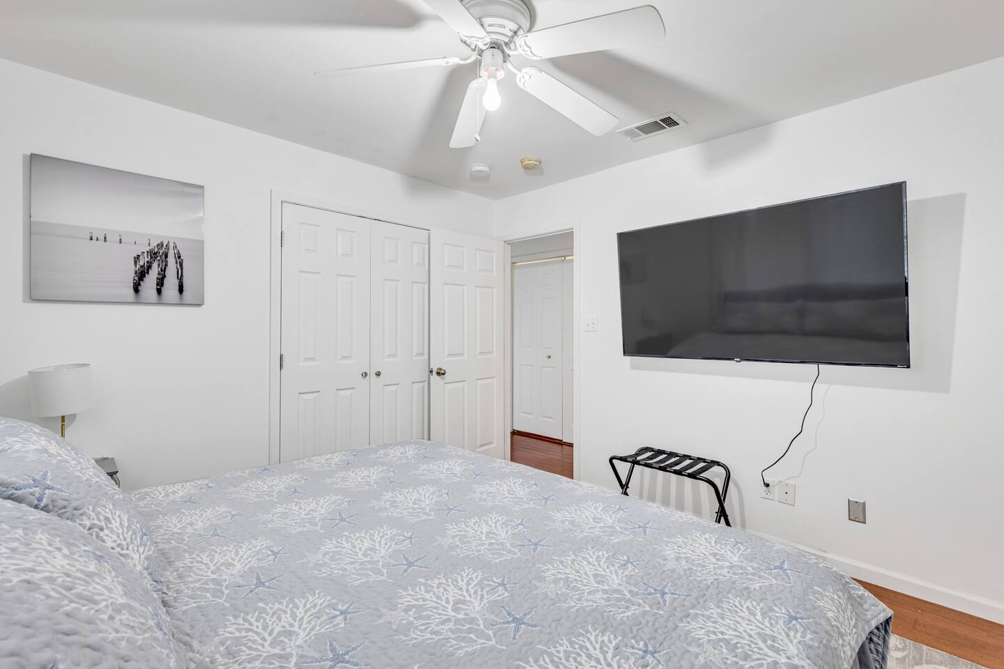 BIG TVs in all rooms, 2 King beds, 2 twin beds