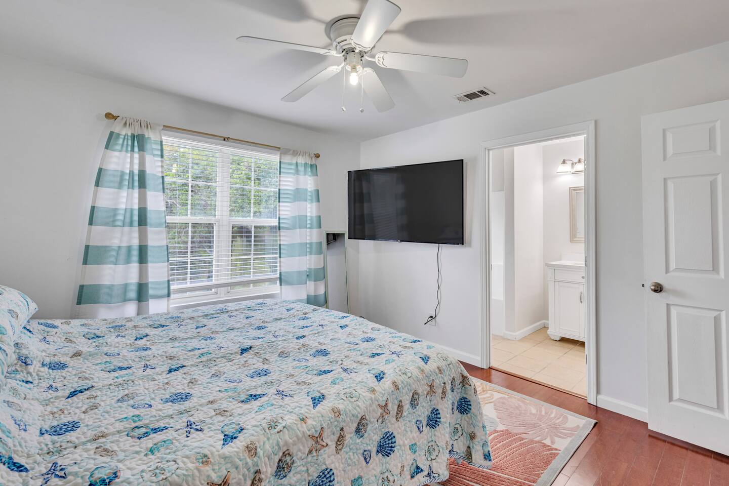 BIG TVs in all rooms, 2 King beds, 2 twin beds