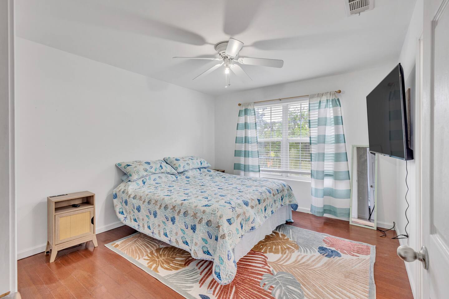 BIG TVs in all rooms, 2 King beds, 2 twin beds