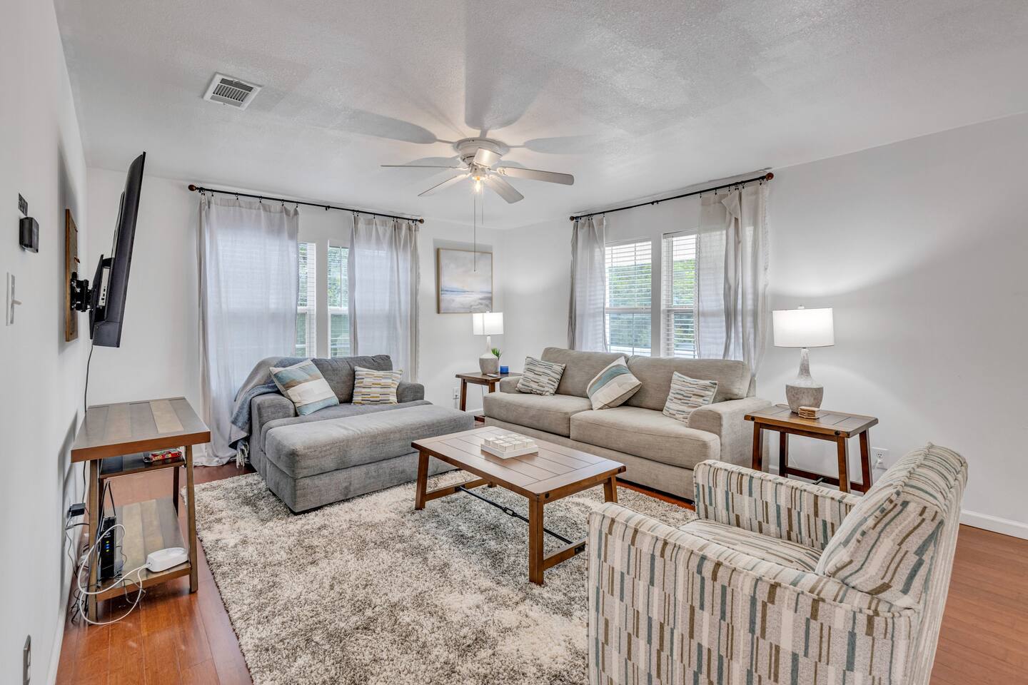 BIG TVs in all rooms, 2 King beds, 2 twin beds