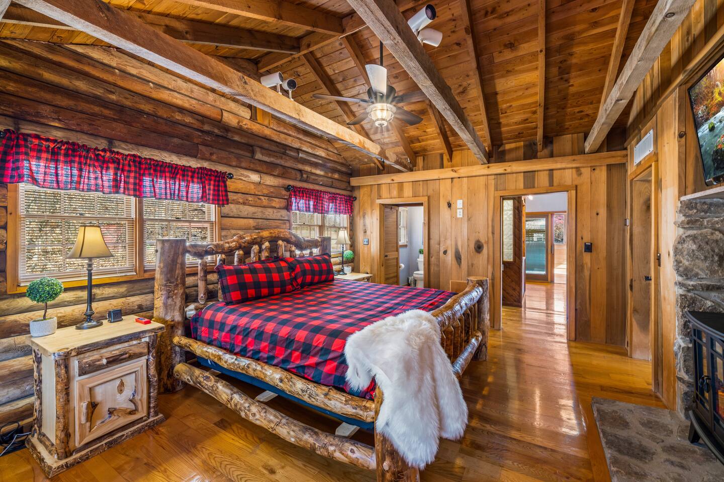 4 Log Cabins, 16acres near UTK, sleeps 31, fishing