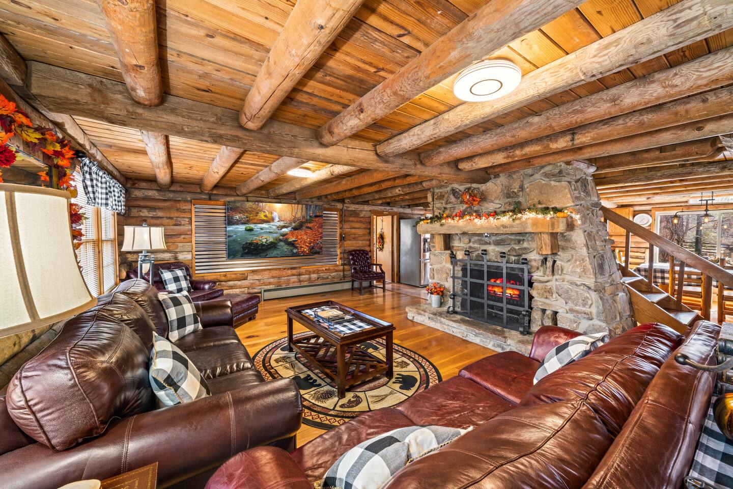4 Log Cabins, 16acres near UTK, sleeps 31, fishing