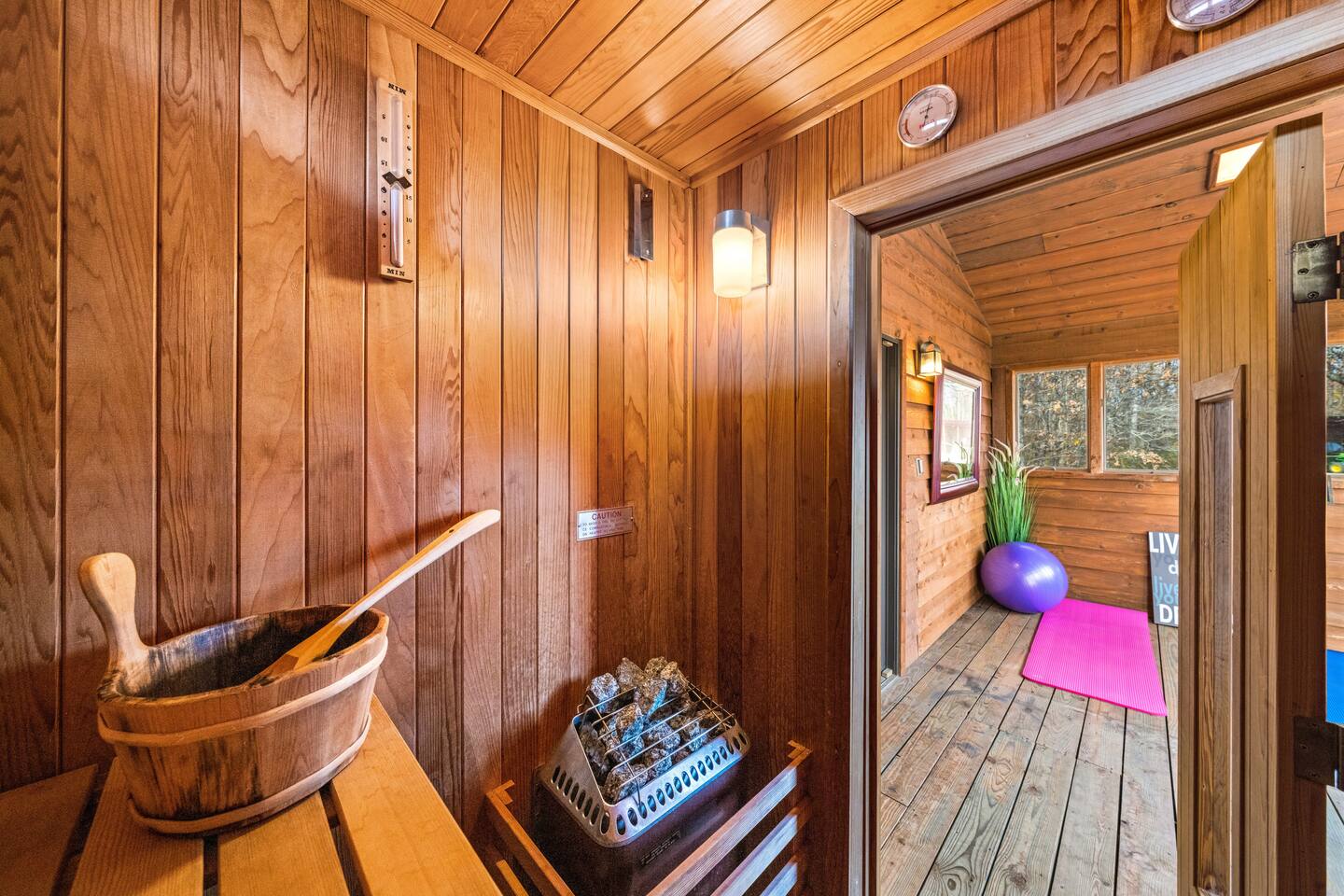 4 Log Cabins, 16acres near UTK, sleeps 31, fishing