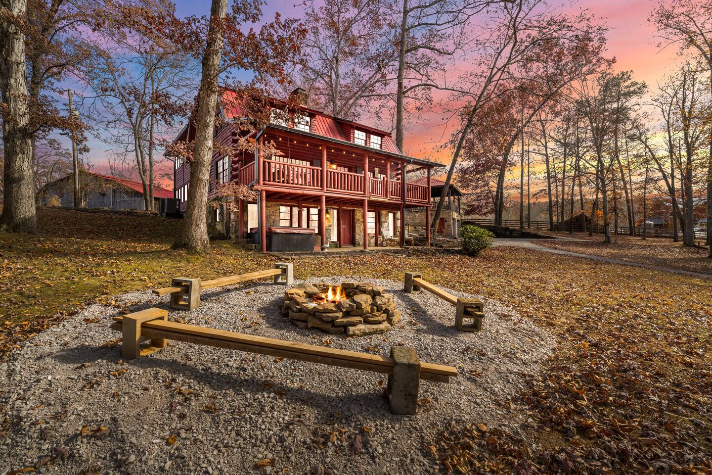 4 Log Cabins, 16acres near UTK, sleeps 31, fishing
