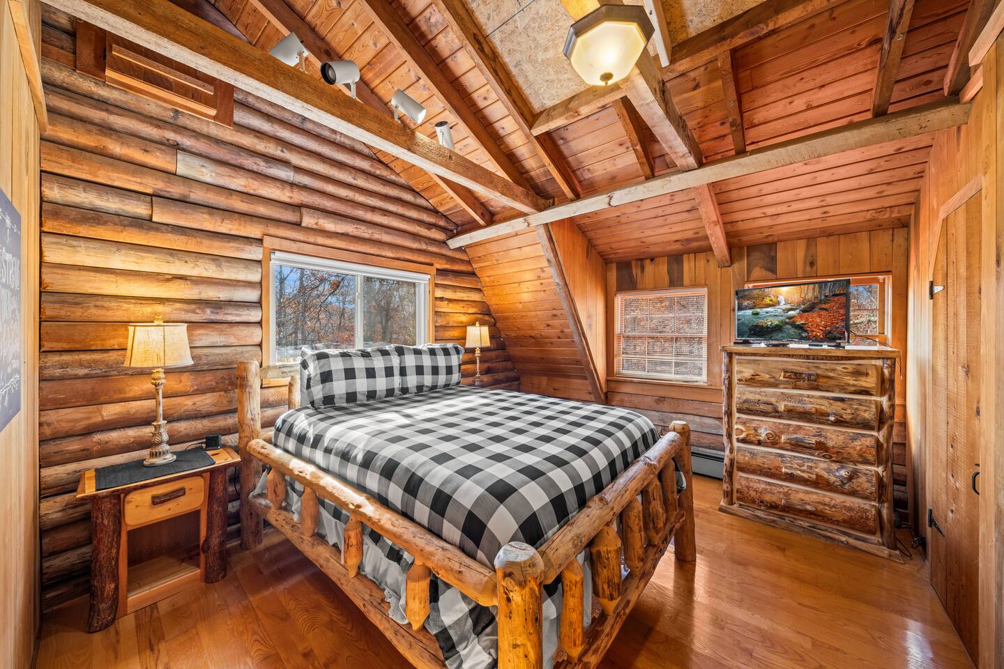 4 Log Cabins, 16acres near UTK, sleeps 31, fishing