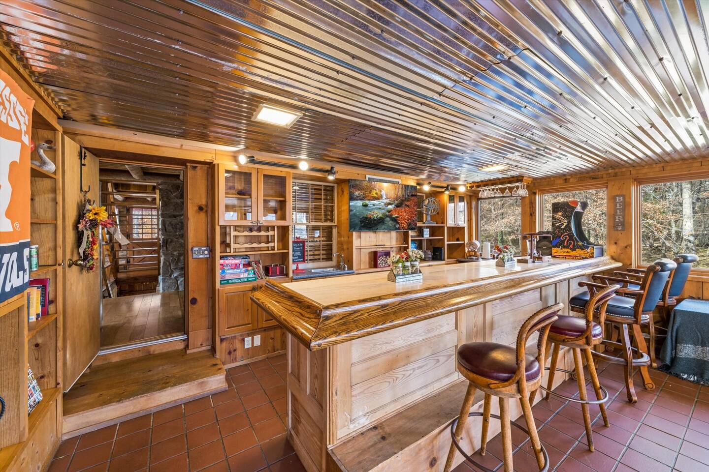 4 Log Cabins, 16acres near UTK, sleeps 31, fishing