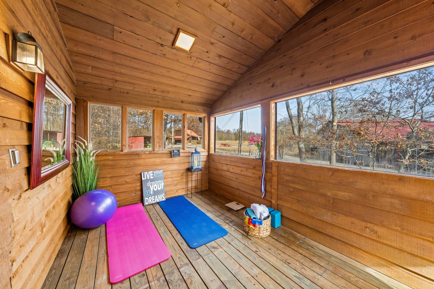 4 Log Cabins, 16acres near UTK, sleeps 31, fishing