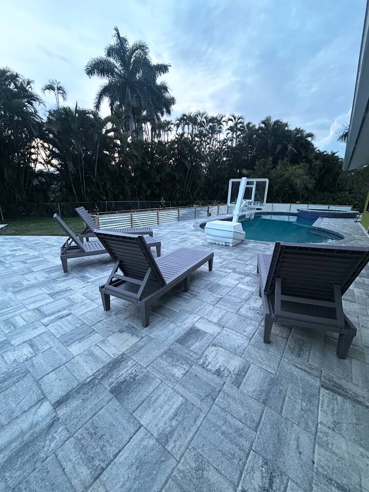 Play & Stay Paradise Heated Pool Courts Mini Golf