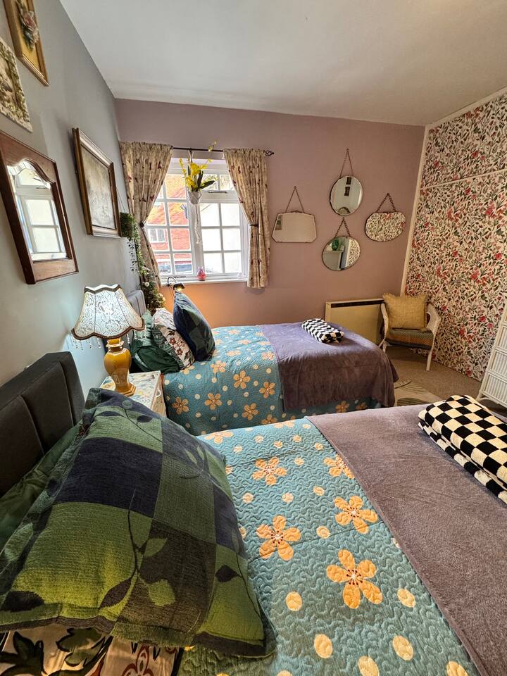 #04 The Hawthornes Sleeps4|NEC 7mins|BHX 8mins