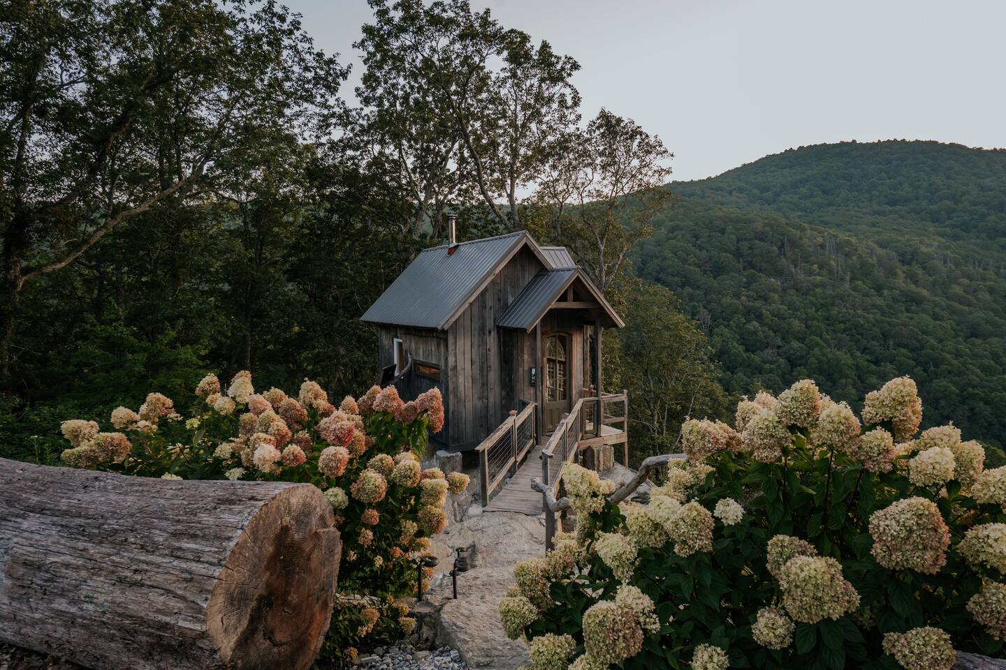 Raven Rock Mountain Cliffside Cabin