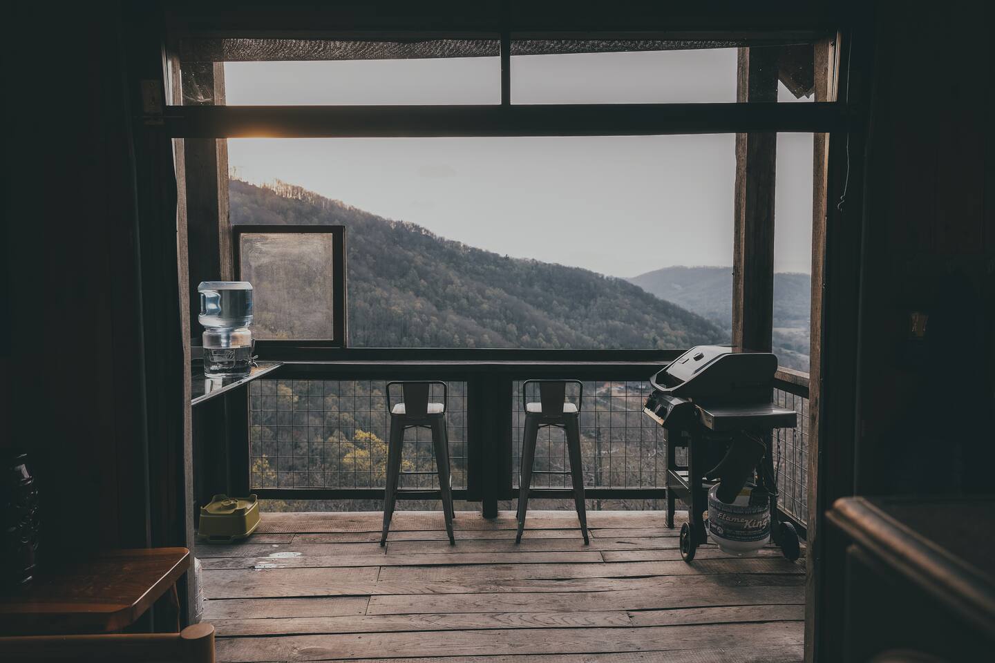 Raven Rock Mountain Cliffside Cabin