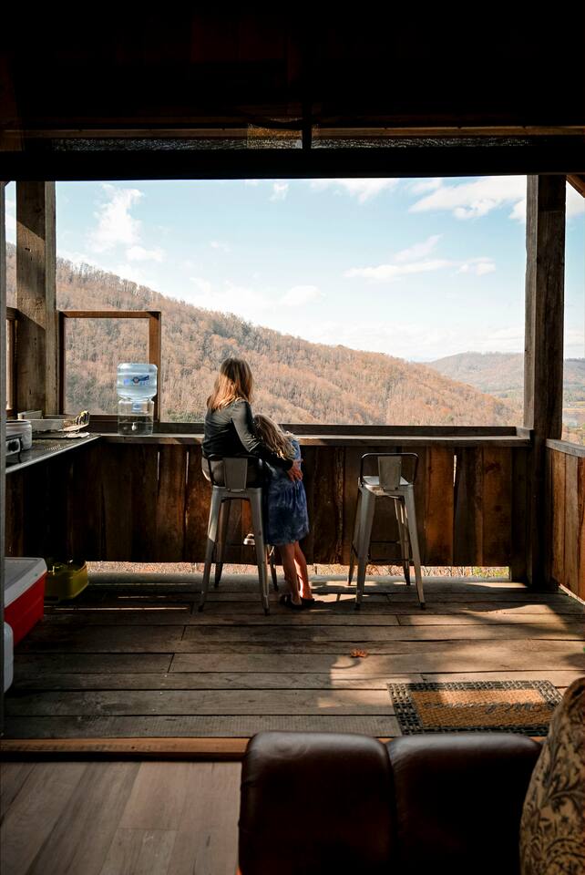 Raven Rock Mountain Cliffside Cabin