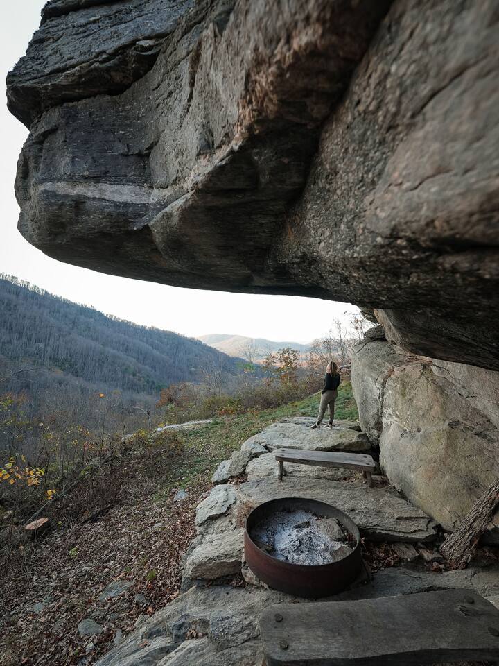 Raven Rock Mountain Cliffside Cabin