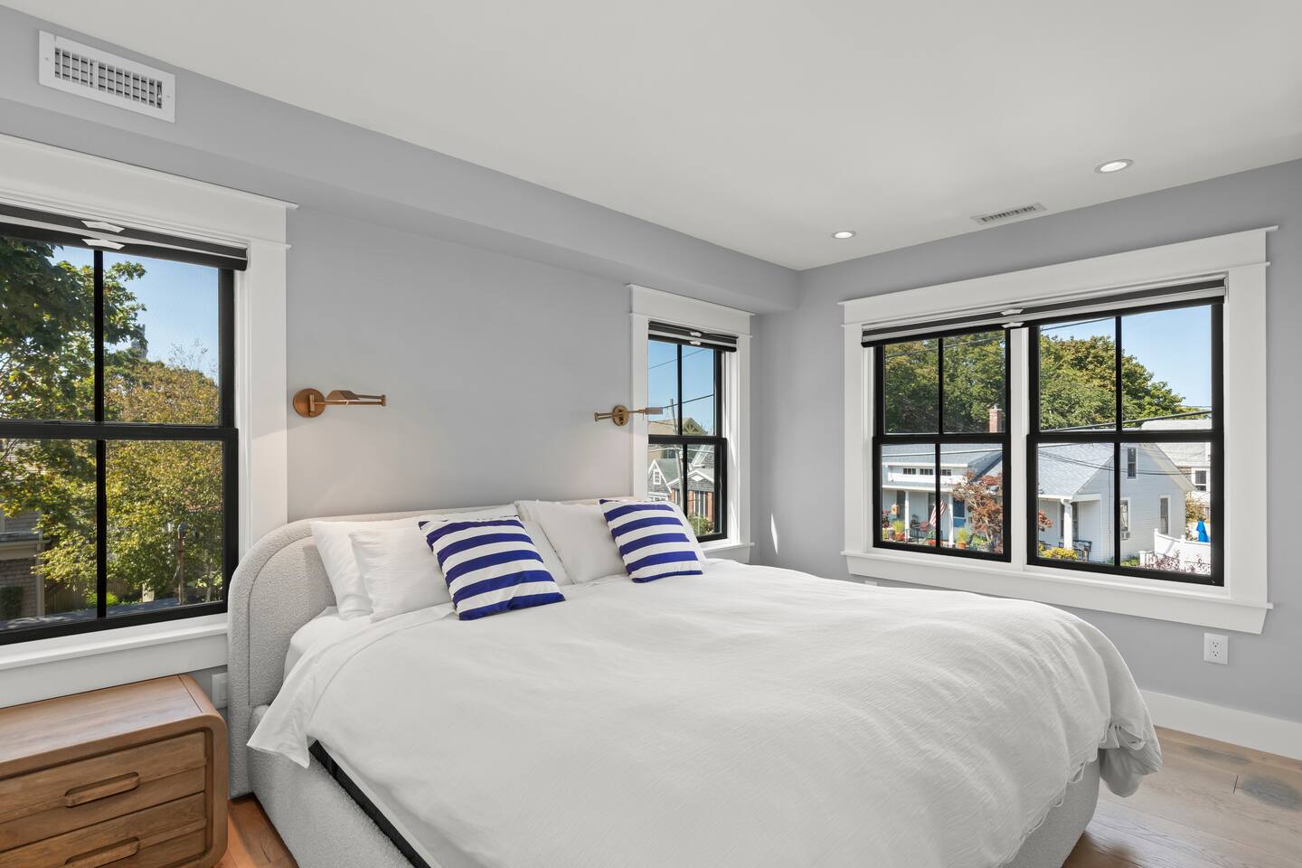 Luxury Condo | Steps to Ferry | Parking + Roofdeck