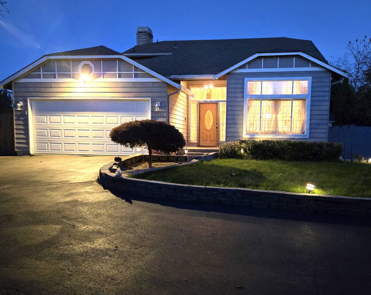 Huge Yard•3bd•King•BBQ•Alderwood•W/D•Premium Cable