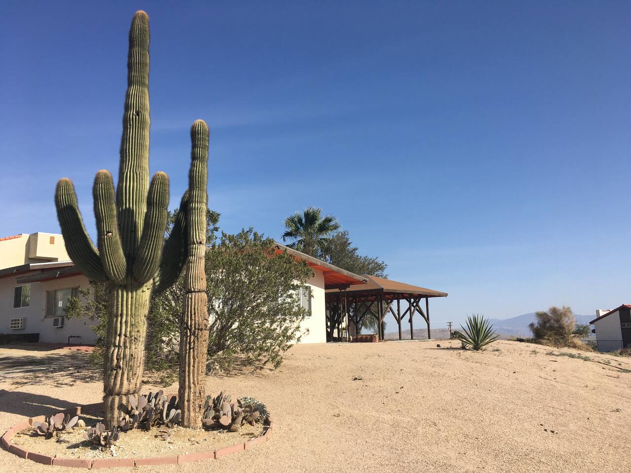 Modern Minimalist Desert Retreat - 2br Apt