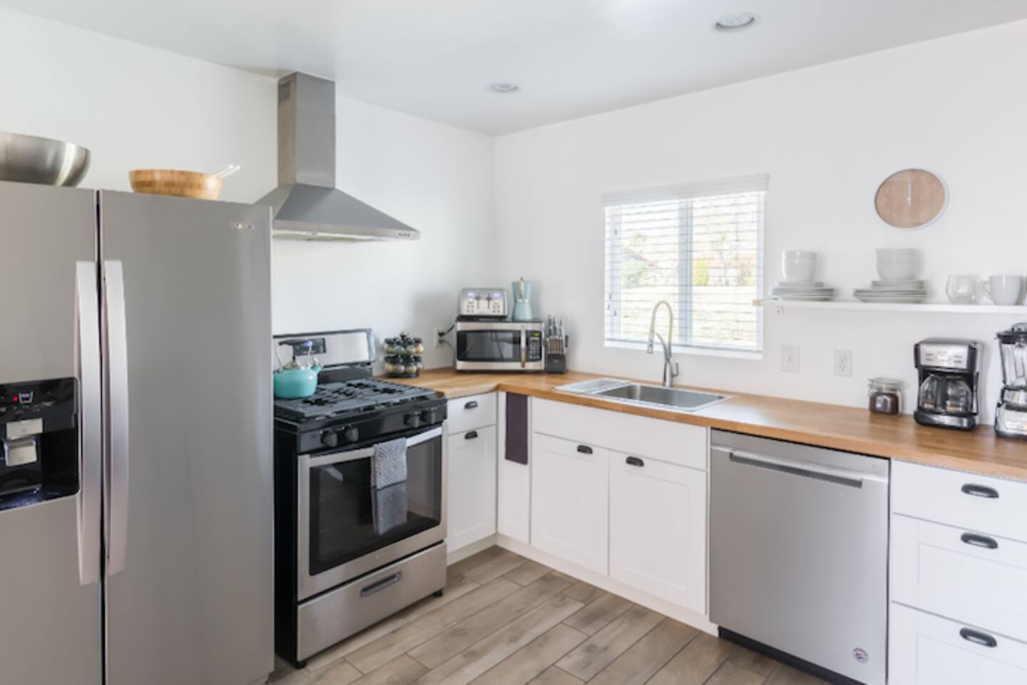 Modern Minimalist Desert Retreat - 2br Apt