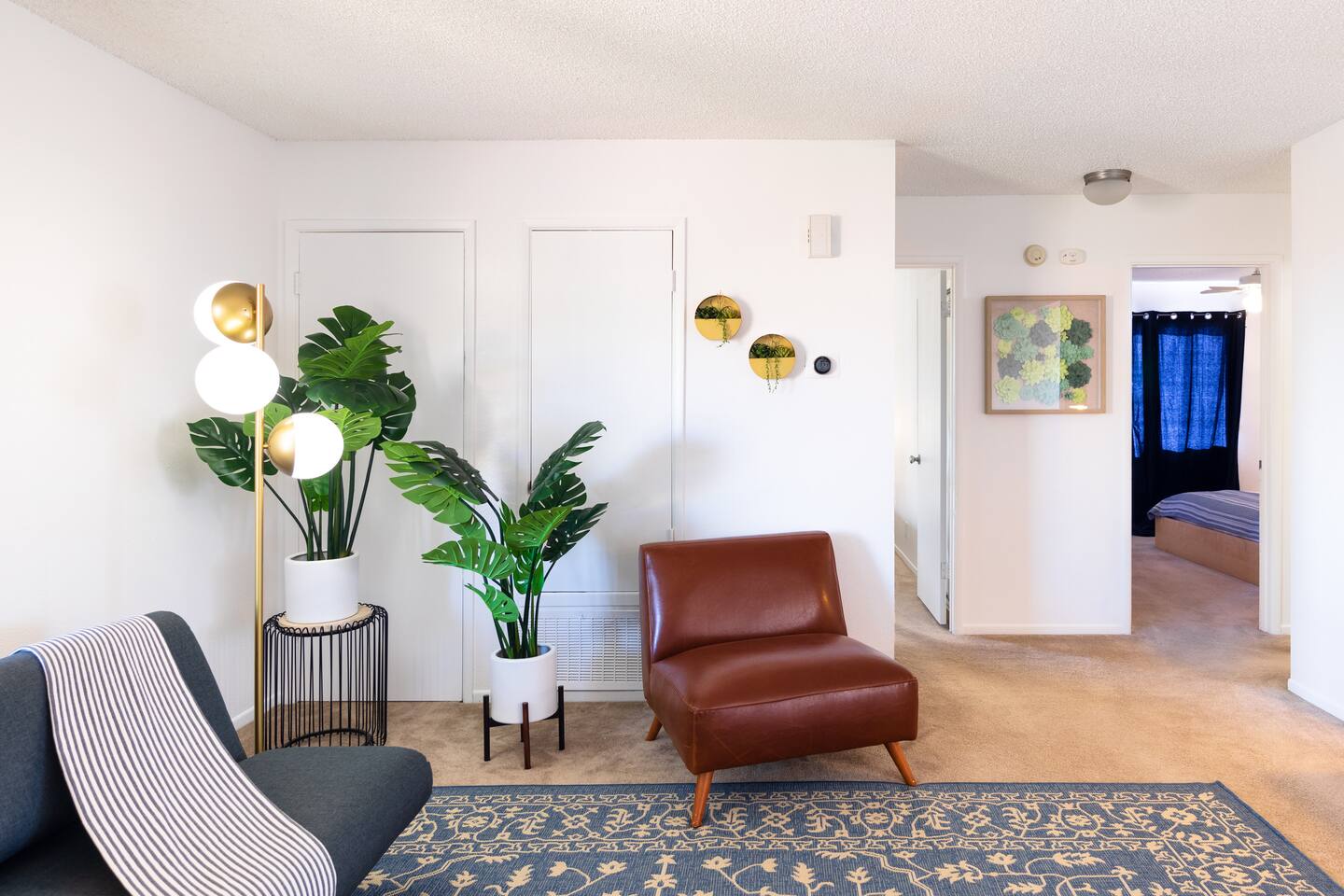 Balcony Cool 2BR Apartment