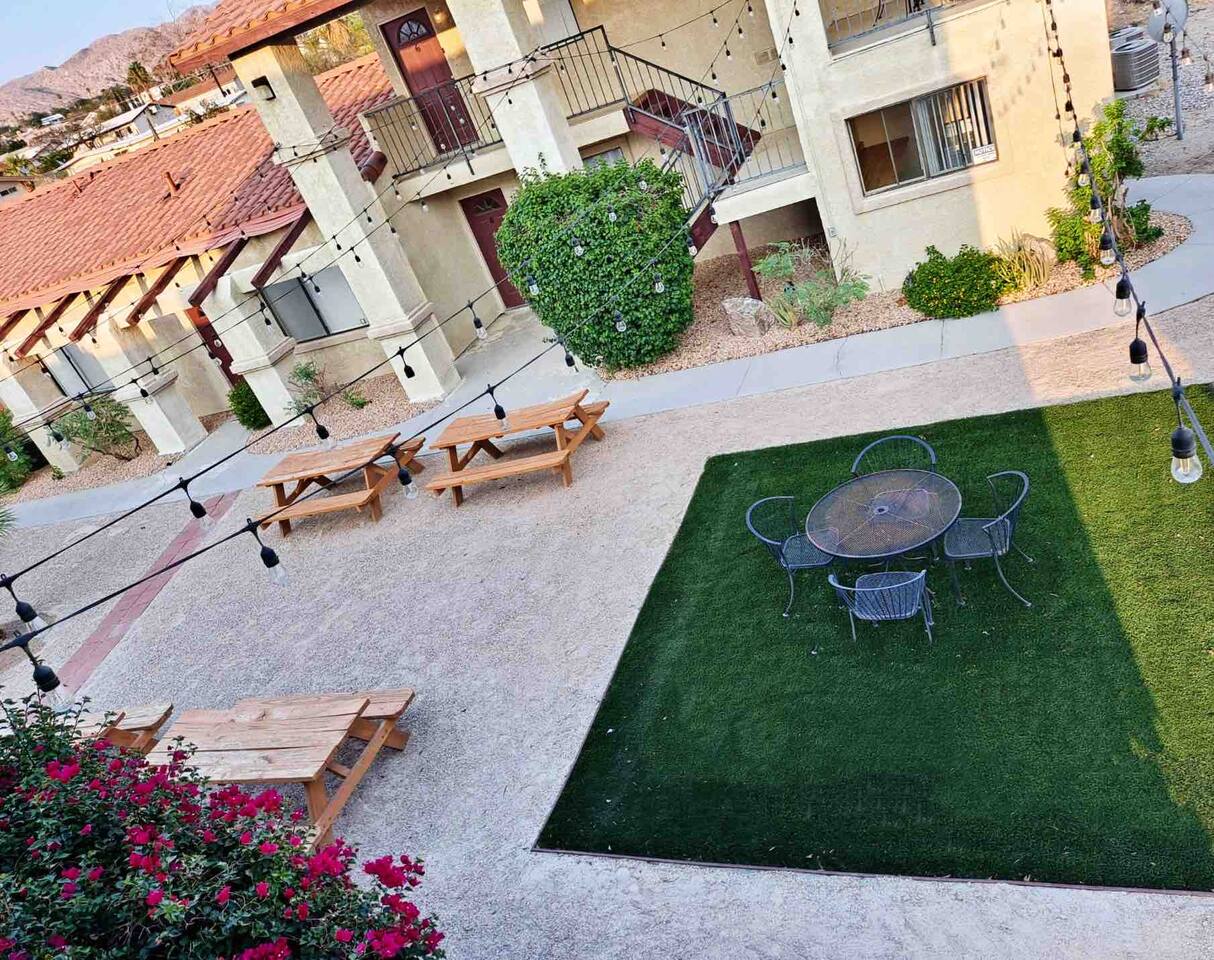 Balcony Cool 2BR Apartment
