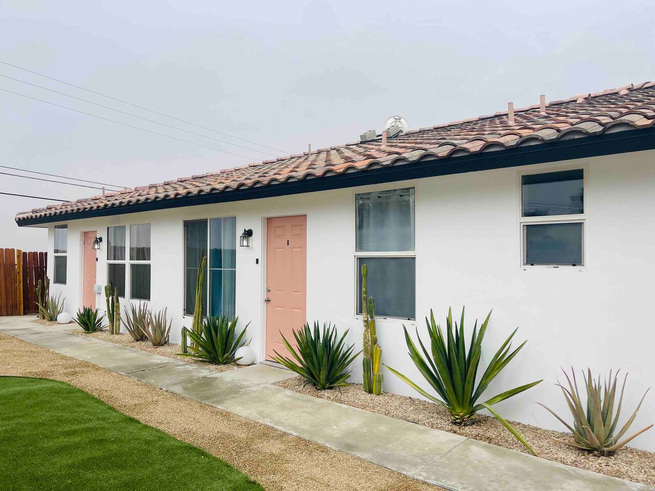 Breezy-2BR-Gated Unit w Kitchenette