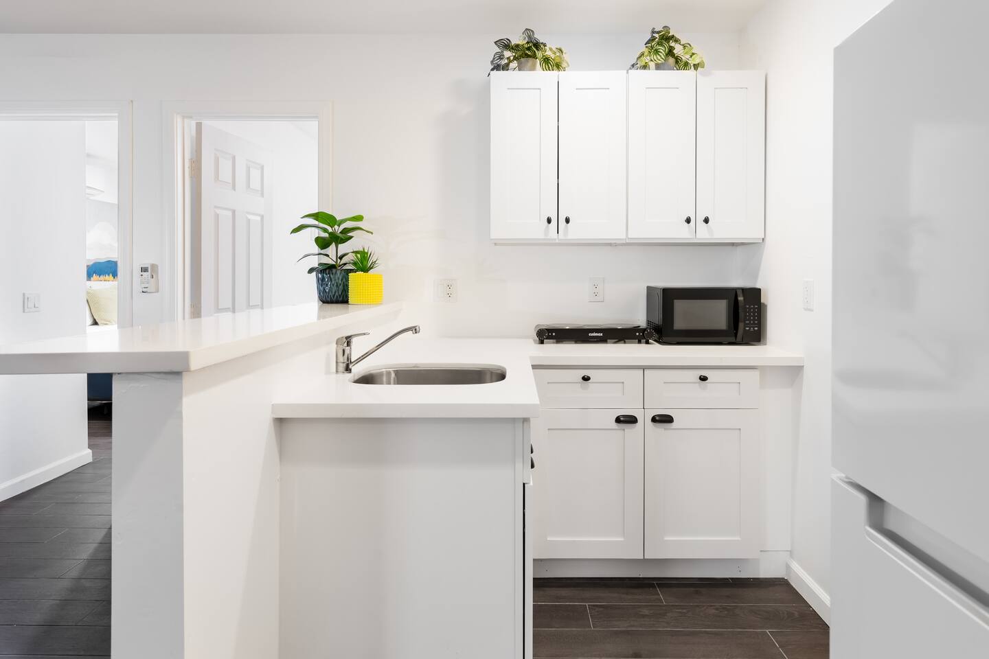 Breezy-2BR-Gated Unit w Kitchenette