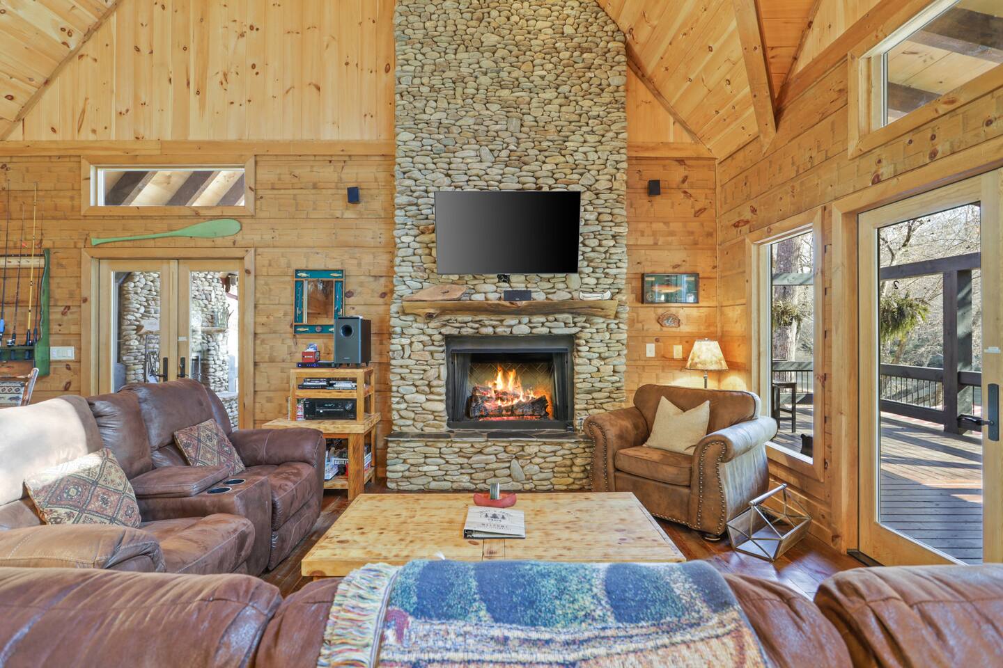 Luxury Riverfront Cabin on the Toccoa River