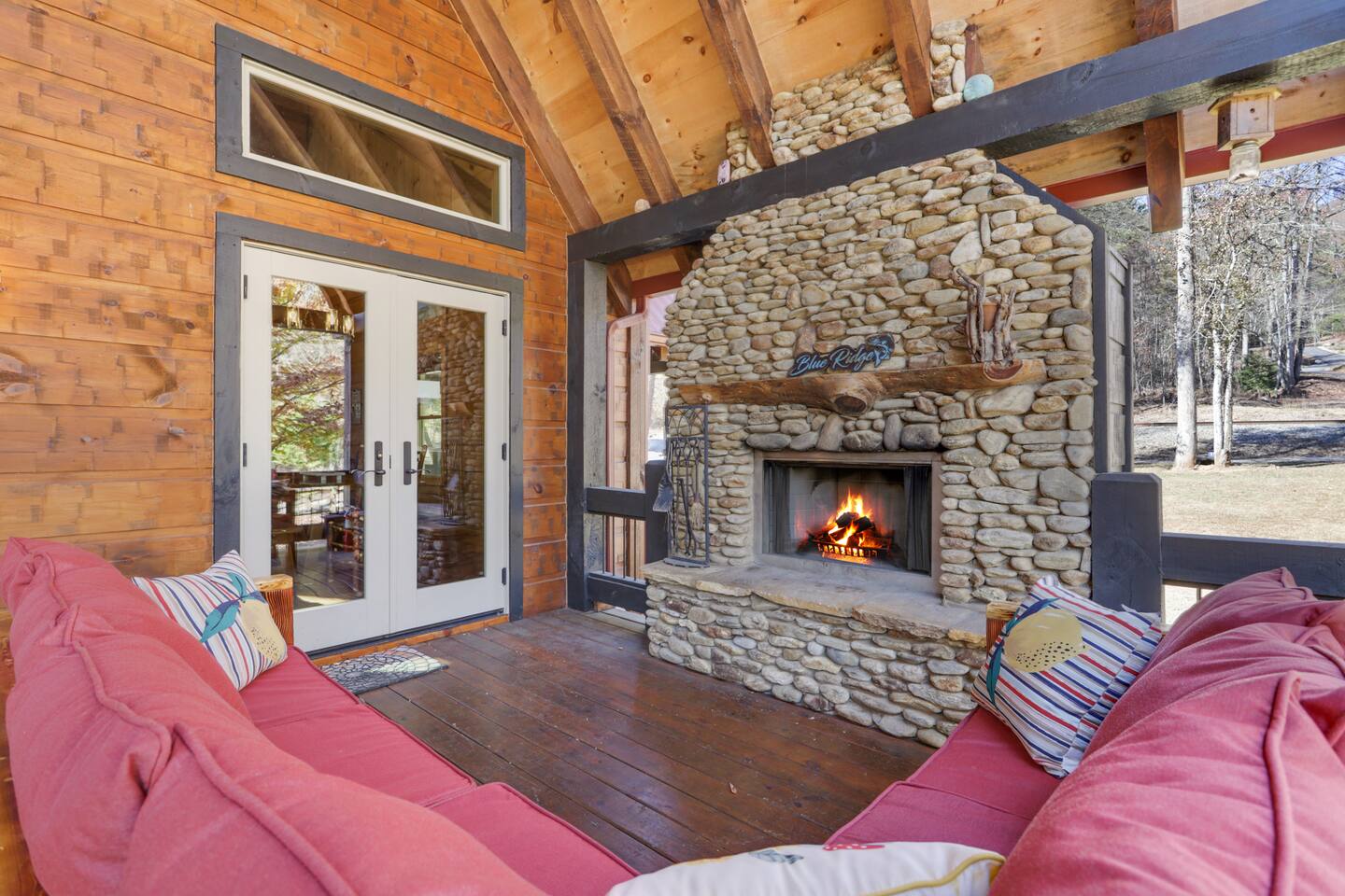 Luxury Riverfront Cabin on the Toccoa River
