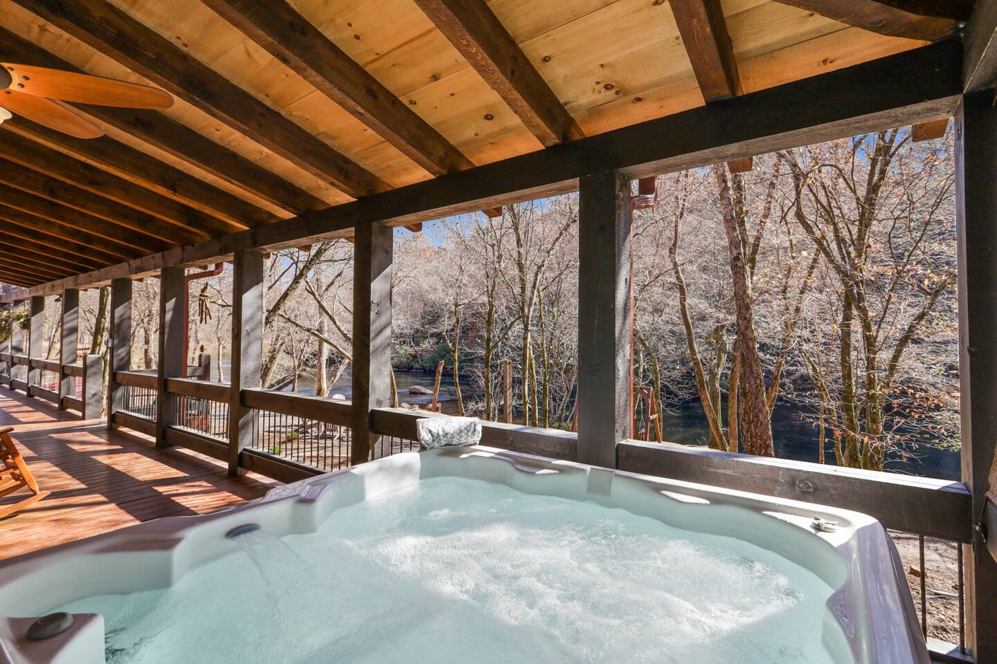 Luxury Riverfront Cabin on the Toccoa River