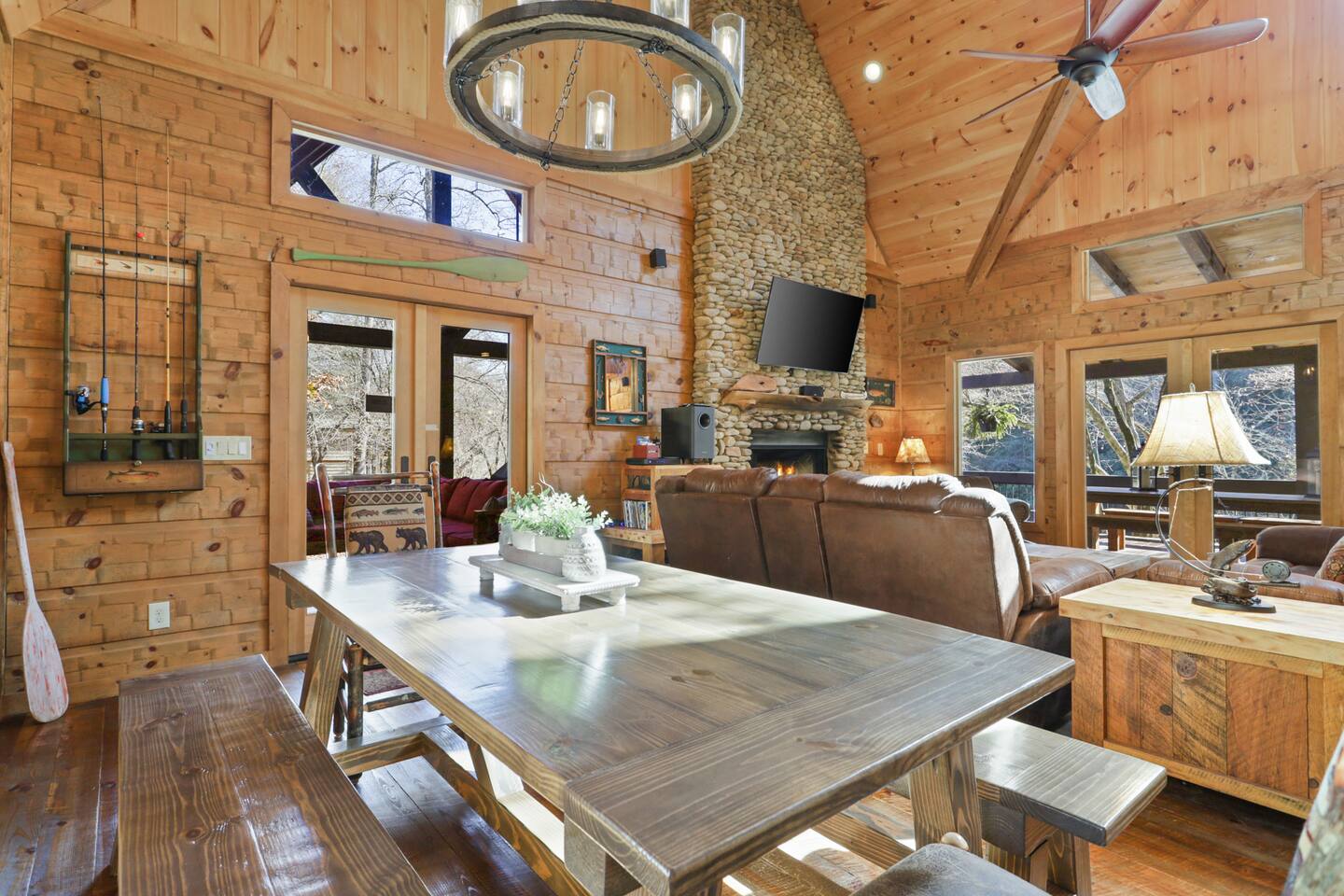 Luxury Riverfront Cabin on the Toccoa River