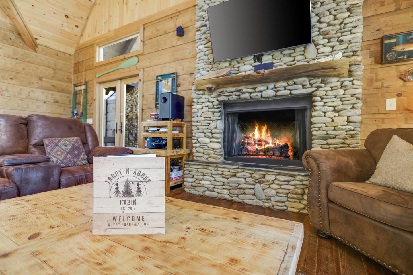 Luxury Riverfront Cabin on the Toccoa River
