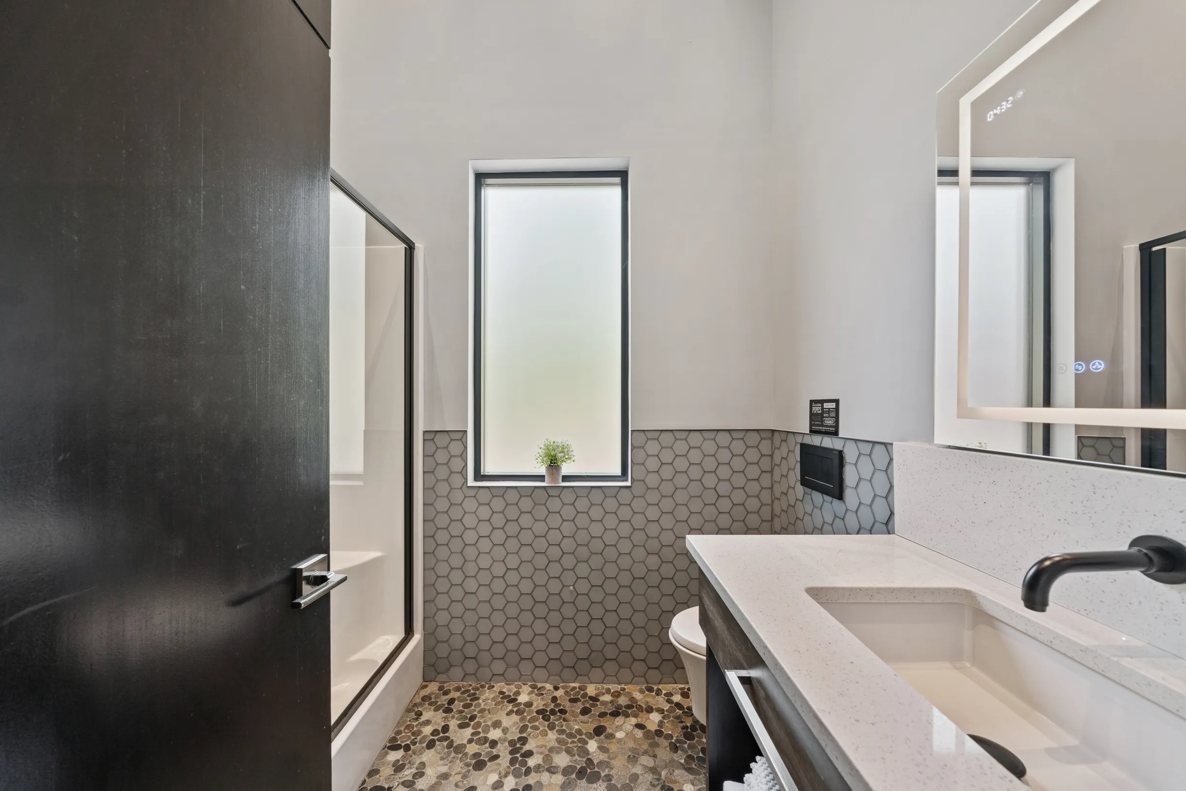 Modern Lakefront Oasis 270° Views, Hot Tub & Dock!