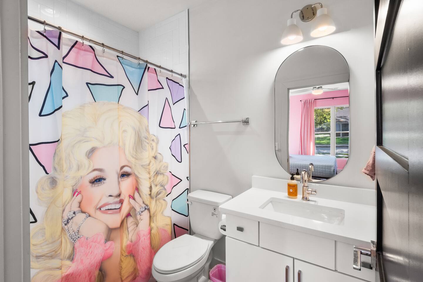 Ultimate Bach 10min to DT IG Walls Every Room
