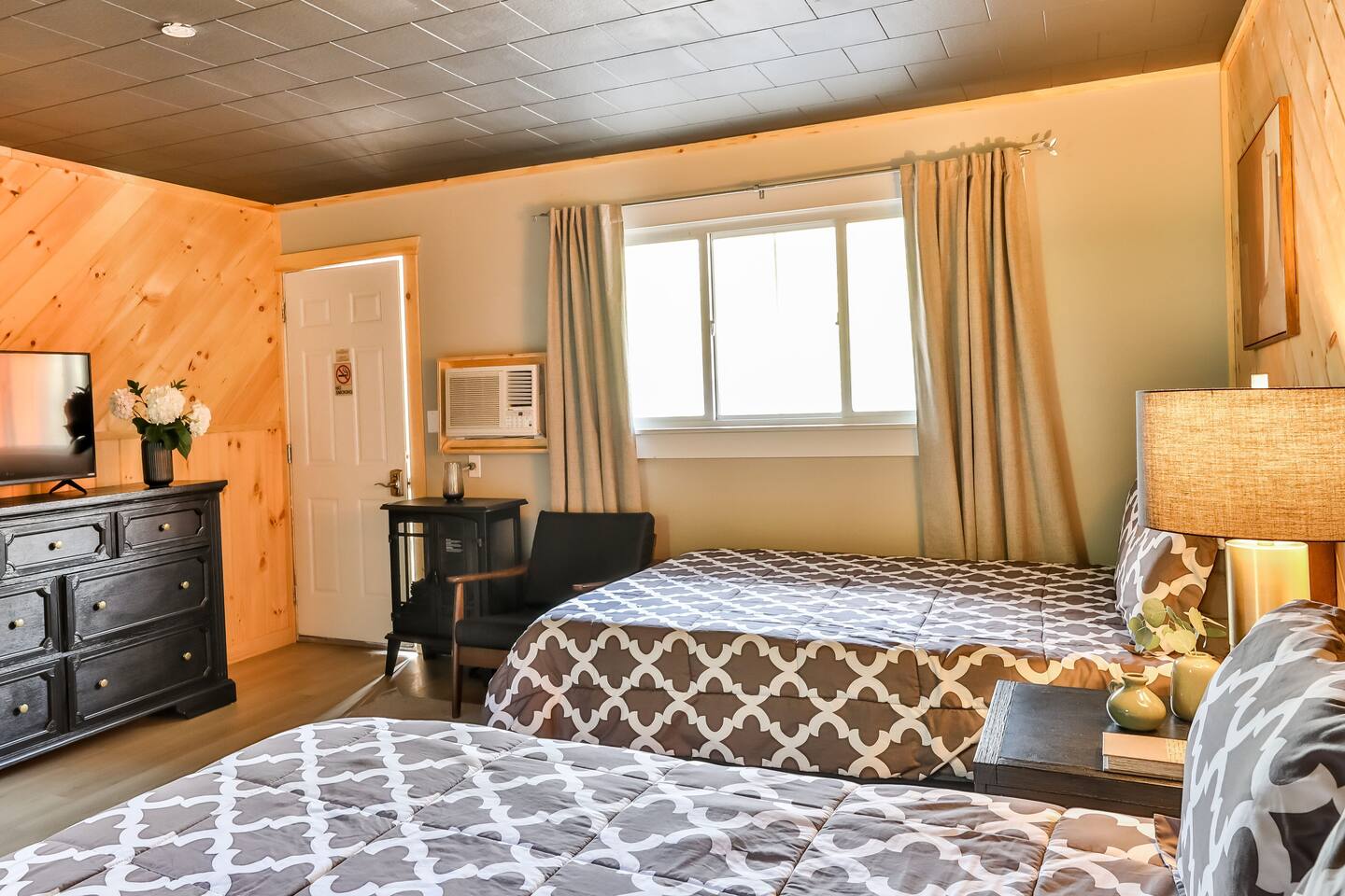 Perfect Lodge /w Gameroom Center of Hunter MT 4