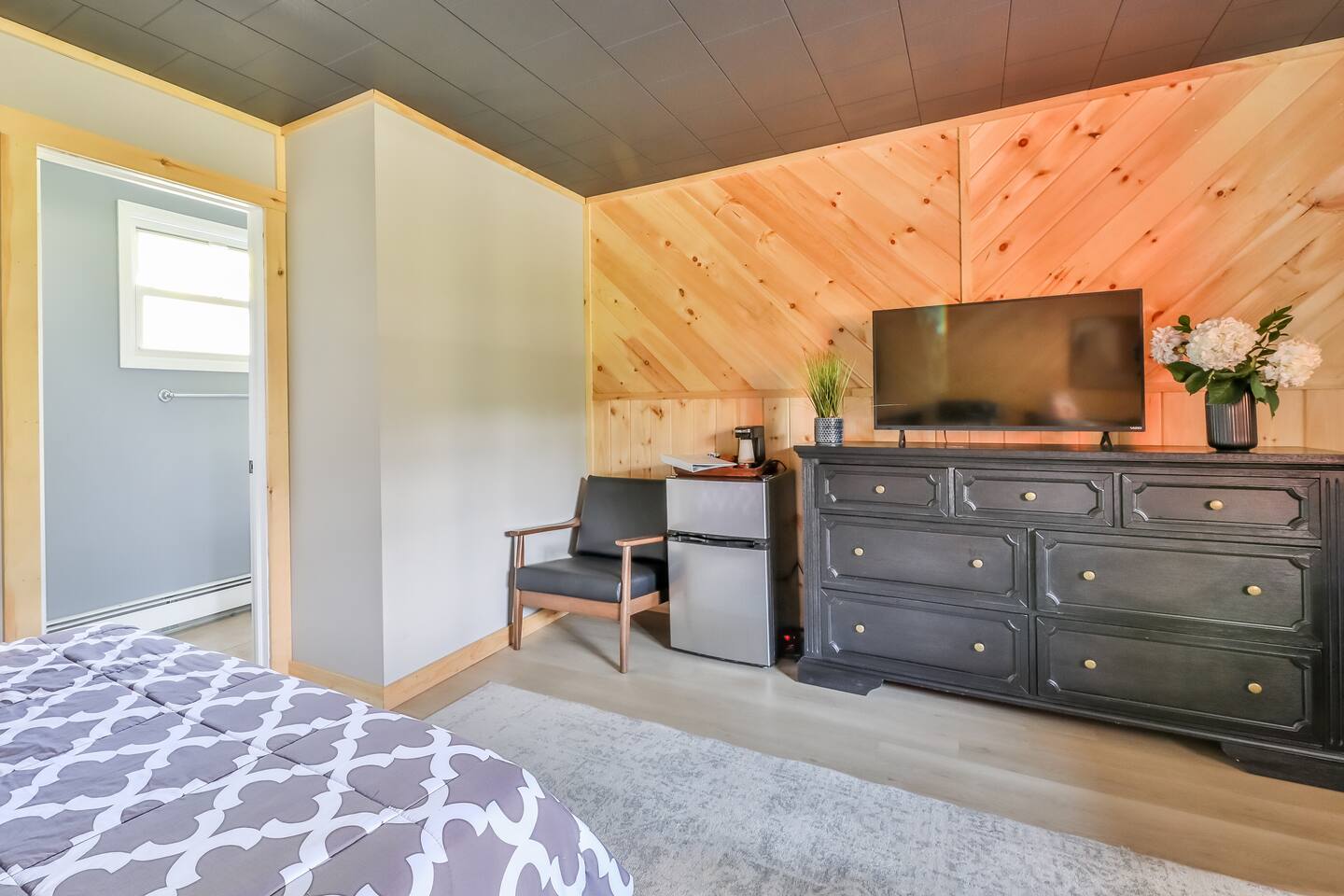 Perfect Lodge /w Gameroom Center of Hunter MT 11