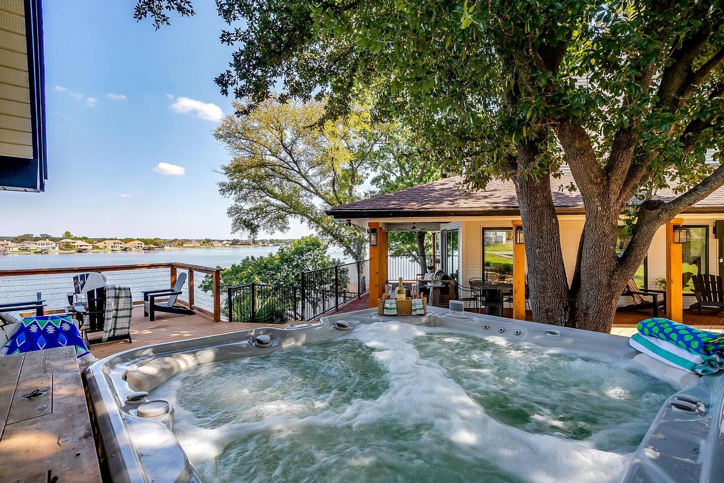 4BDRM Luxury Lakehouse  HotTub, Firepit & BoatDock — Granbury — vacation rental