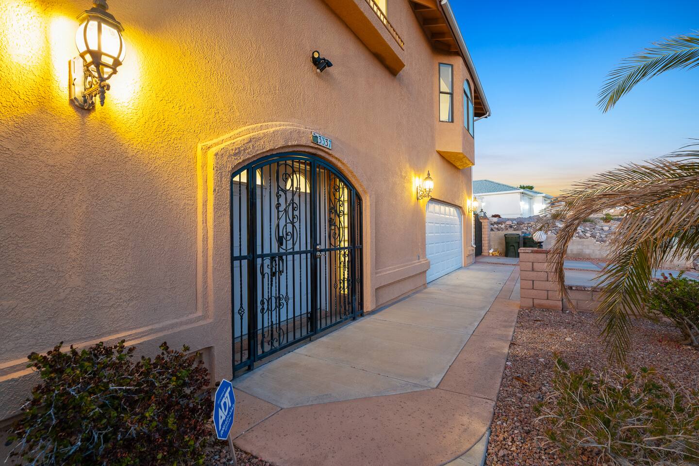 5bd | Sleeps 16 | Minutes to Laughlin | Remodeled