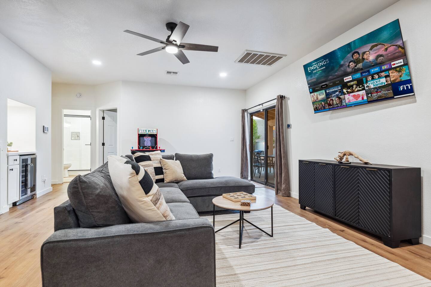 5bd | Sleeps 16 | Minutes to Laughlin | Remodeled