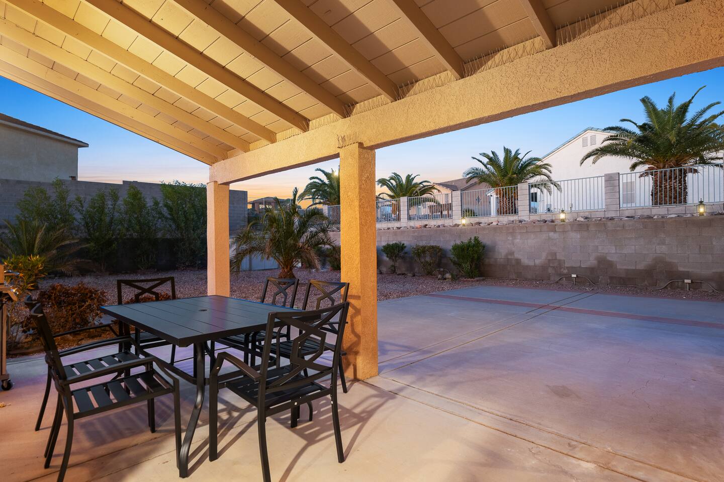 5bd | Sleeps 16 | Minutes to Laughlin | Remodeled