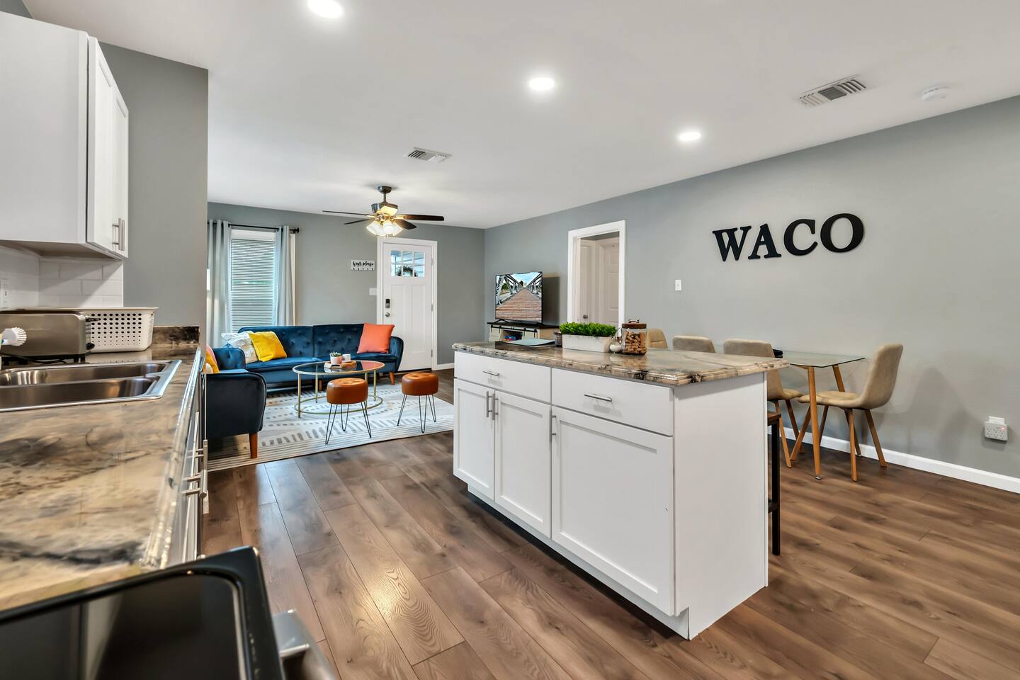 The Waco Charmer: Close to all the attractions!