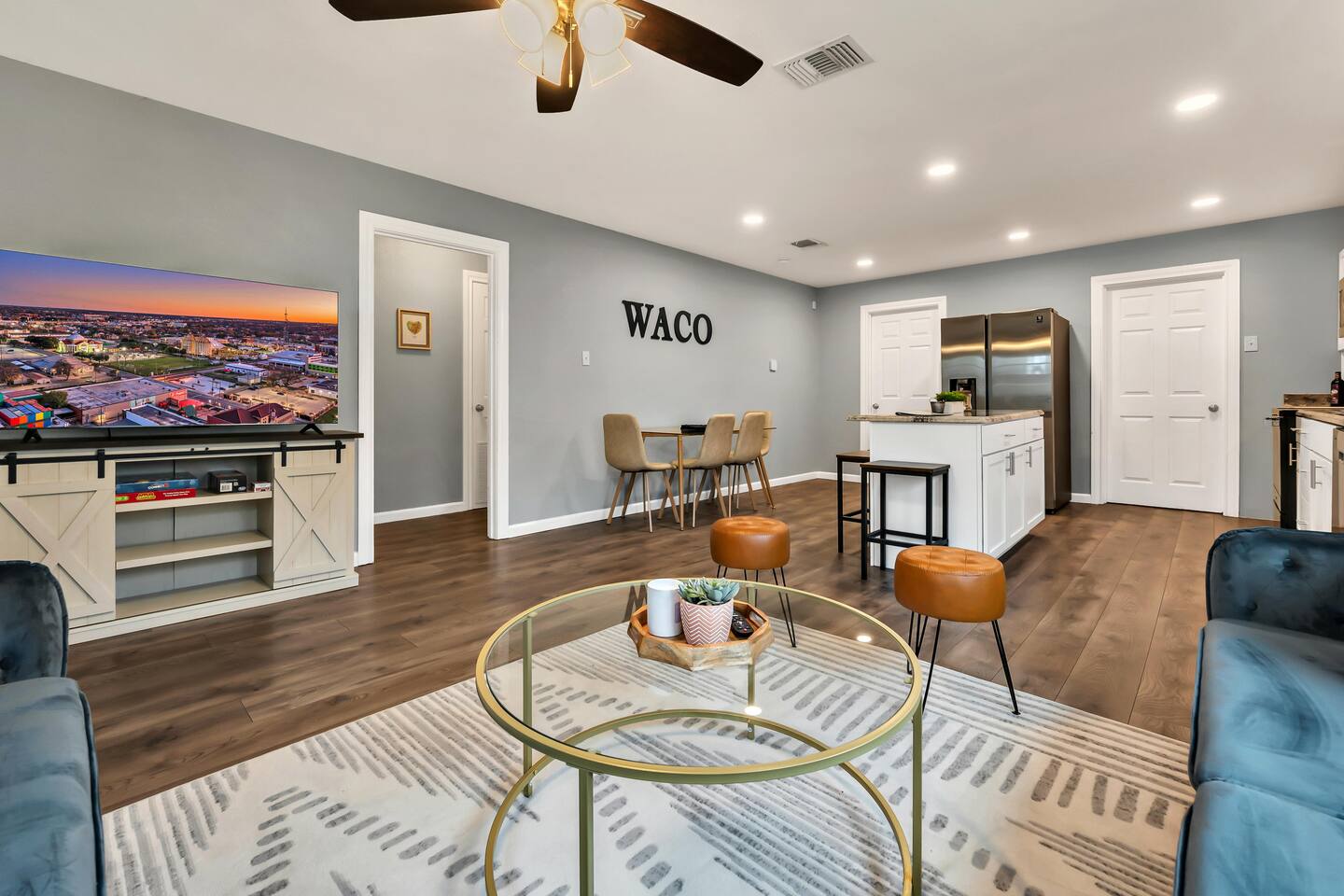 The Waco Charmer: Close to all the attractions!