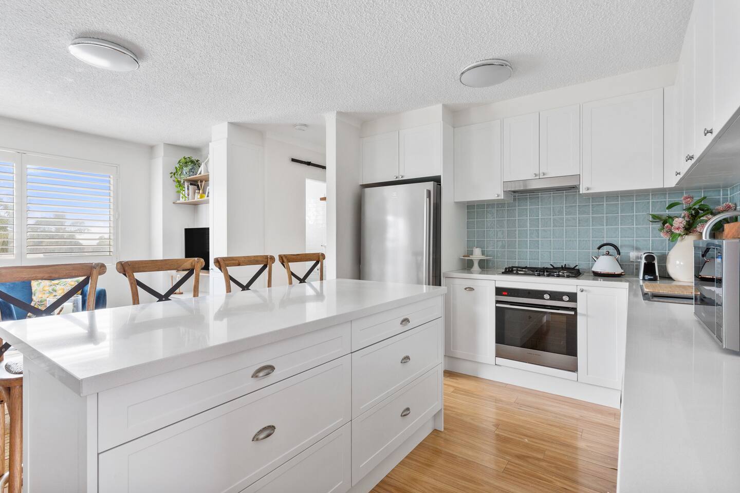 Beautiful 2 Bed - Walk 5 mins Beach 3 min Village