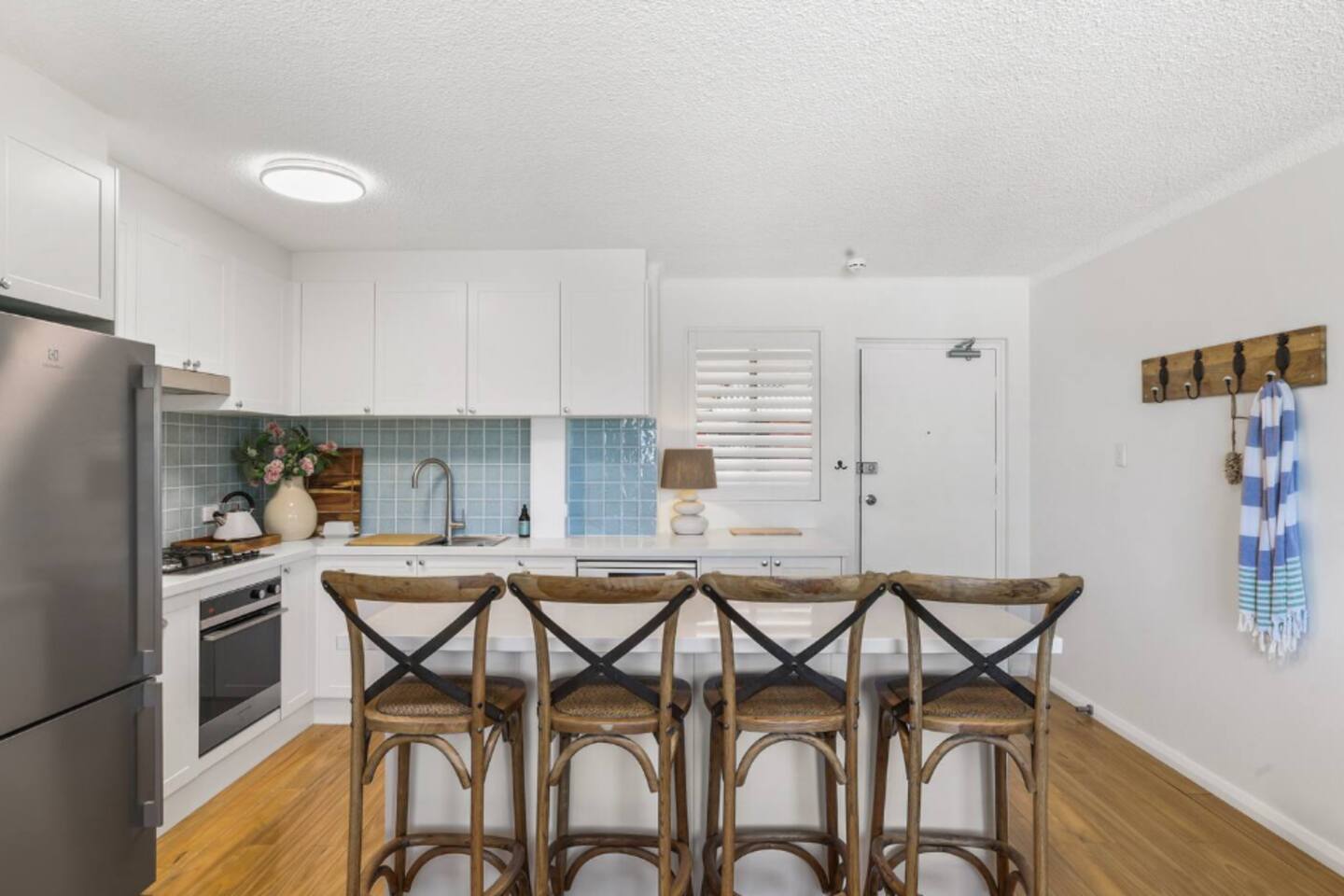 Beautiful 2 Bed - Walk 5 mins Beach 3 min Village