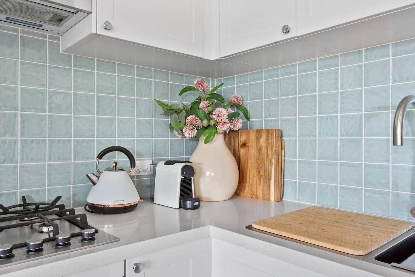 Beautiful 2 Bed - Walk 5 mins Beach 3 min Village