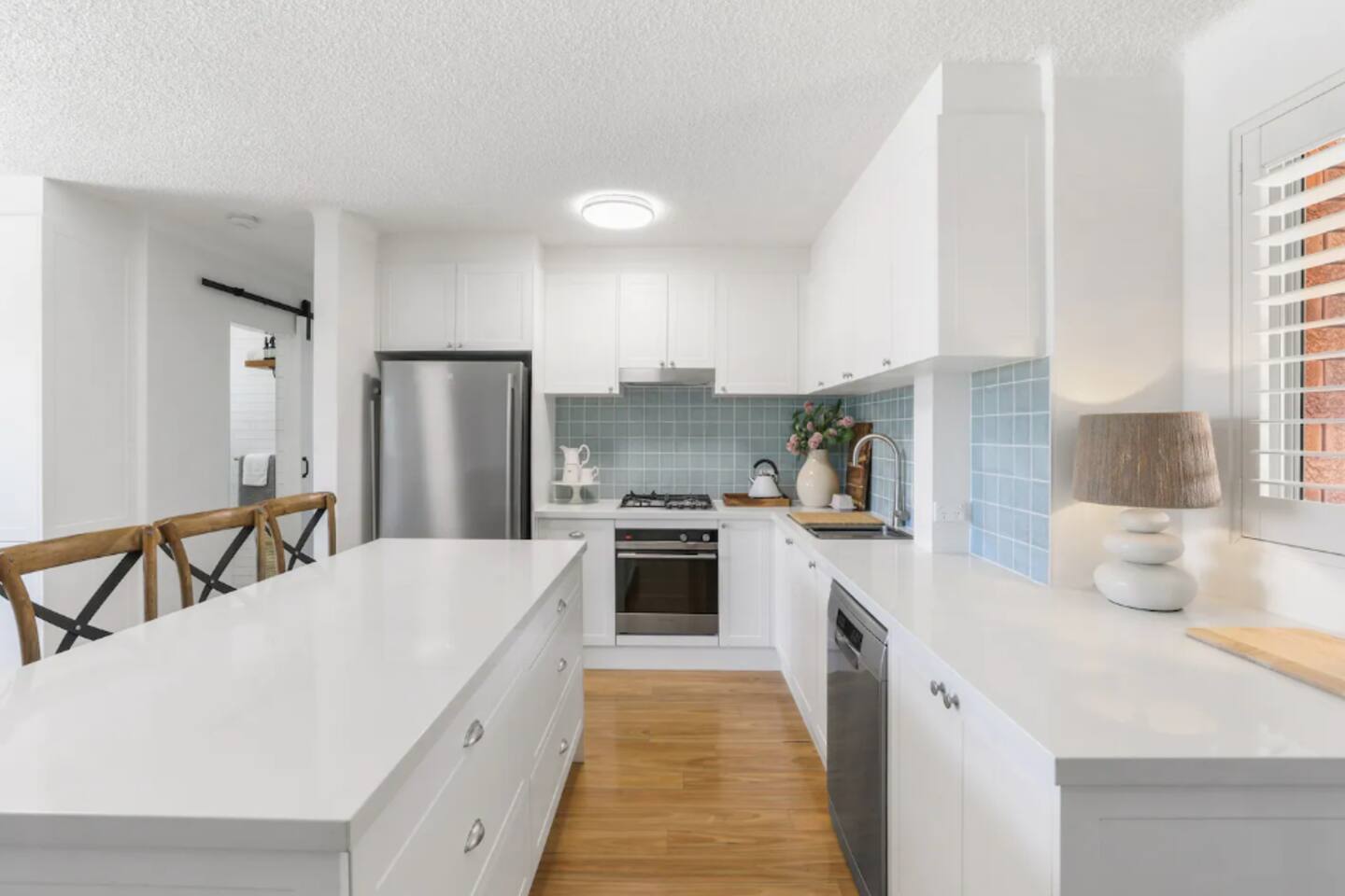 Beautiful 2 Bed - Walk 5 mins Beach 3 min Village