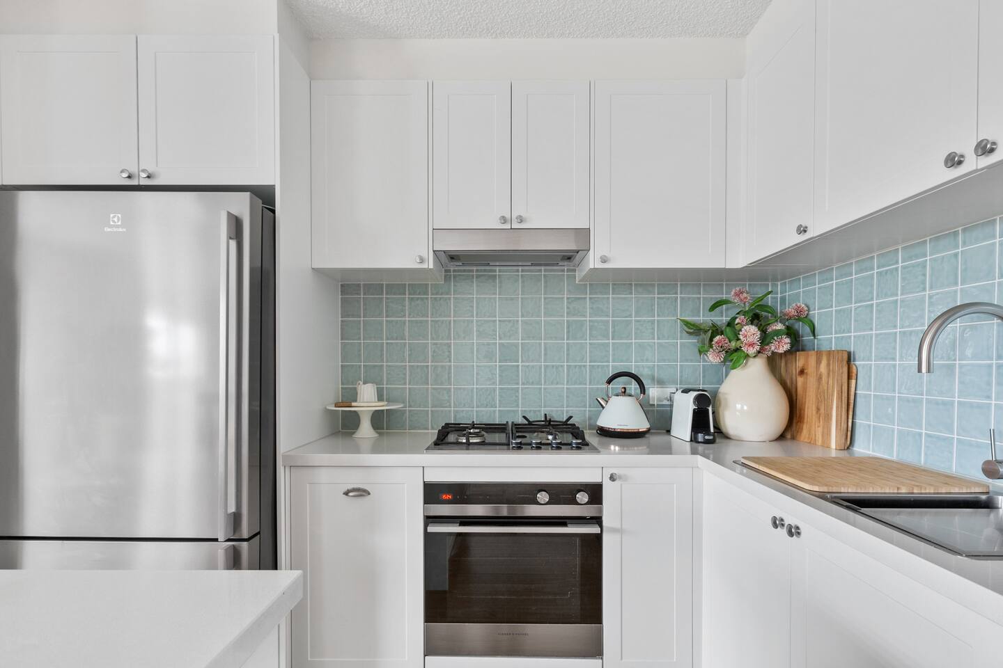 Beautiful 2 Bed - Walk 5 mins Beach 3 min Village