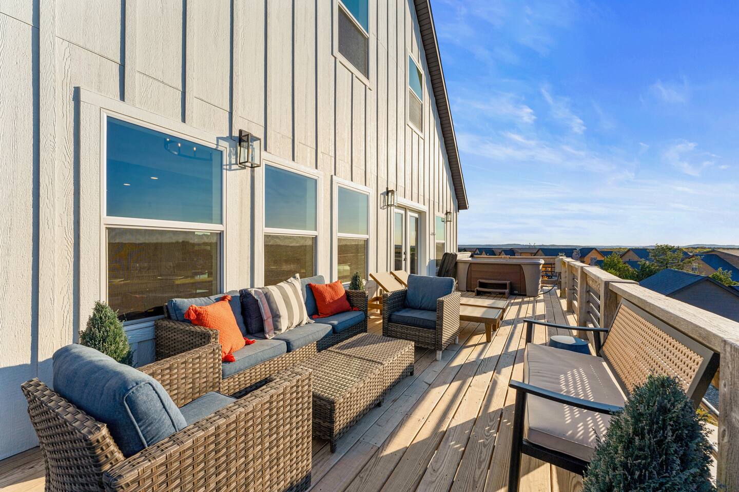 Lake Views & access! Summer Pool, Hot tub, Firepit