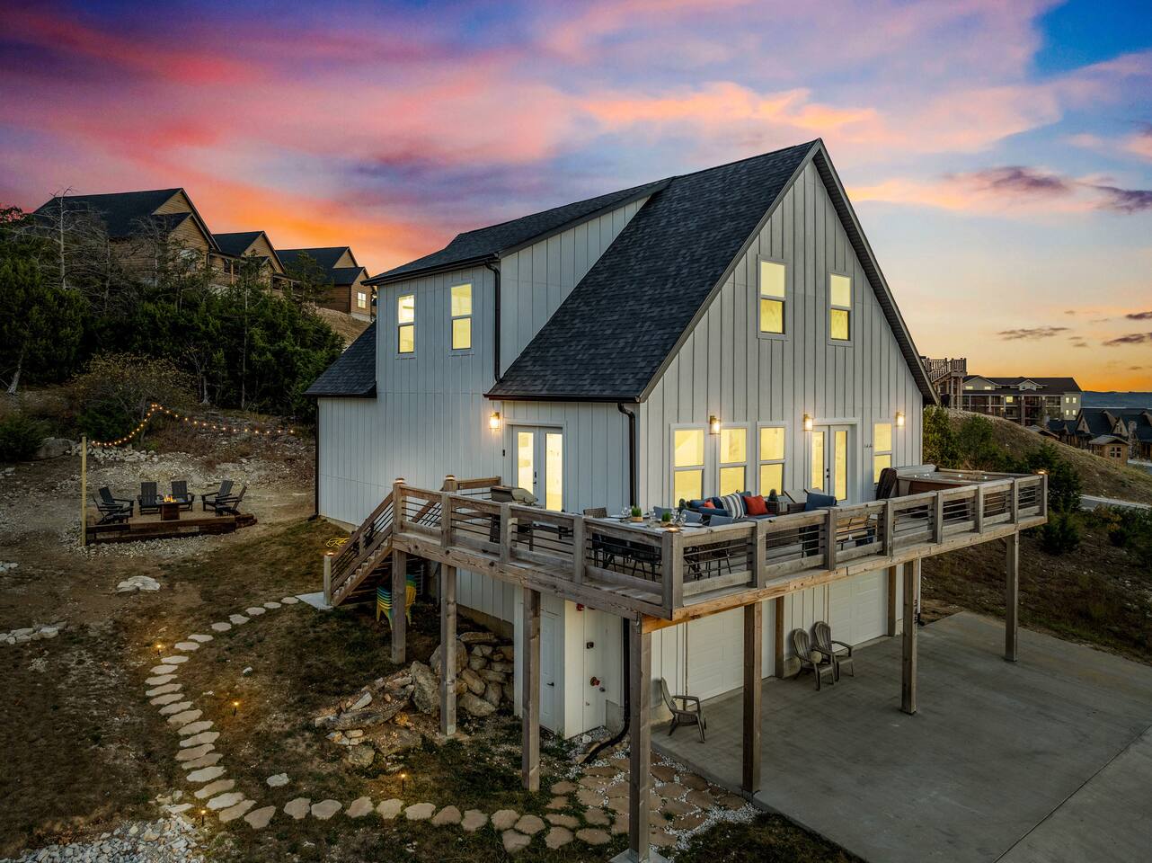 Lake Views & access! Summer Pool, Hot tub, Firepit