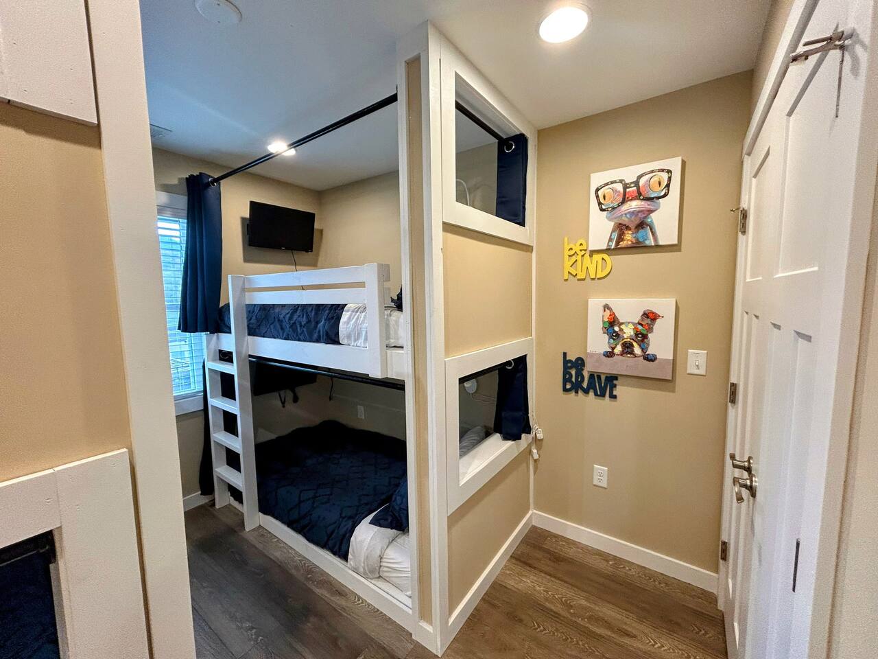Downtown Gem | Walk Everywhere | Hot Tub | Bunks — Bryson City — vacation rental