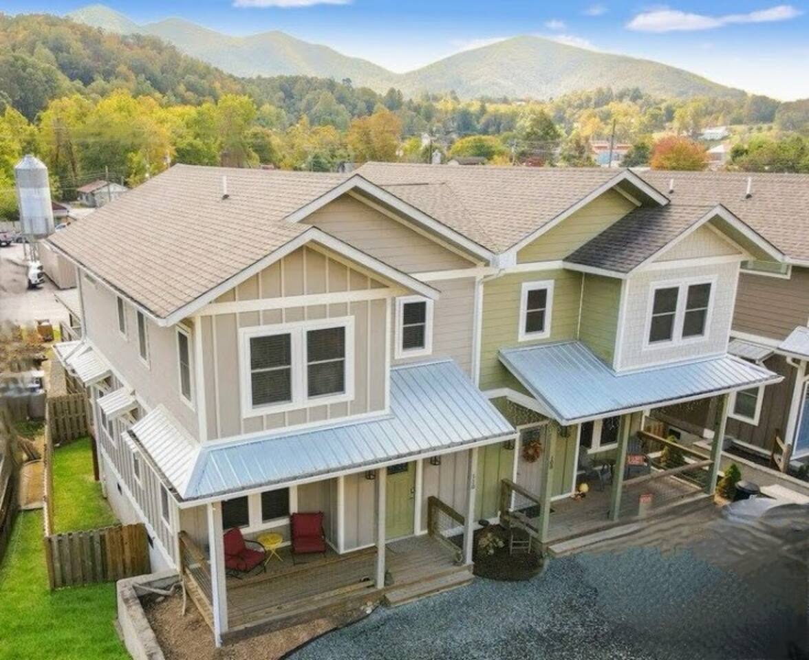 Downtown Gem | Walk Everywhere | Hot Tub | Bunks