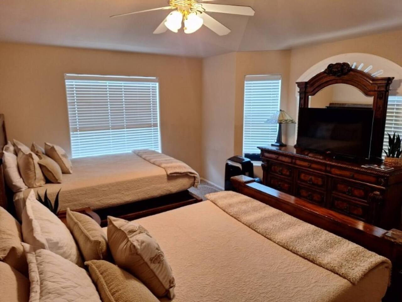 The Grotto | Pool | Spa | 3bd | Views | Sleeps 10